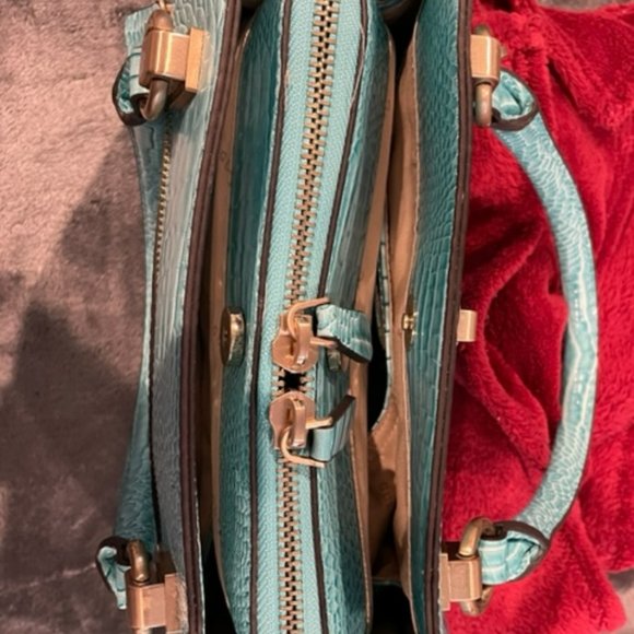 Guess Purse - Picture 3 of 6